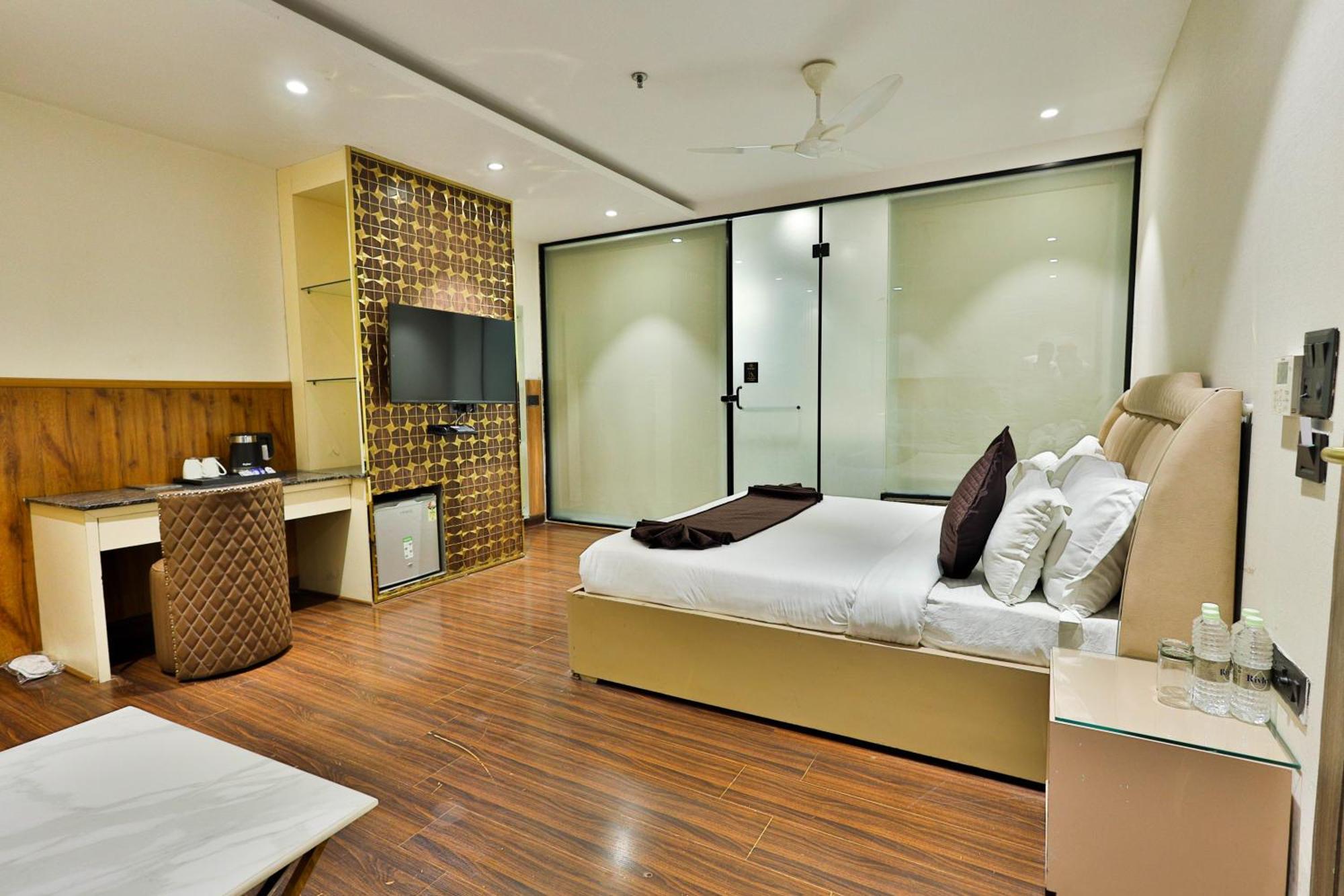 Clay Inn Hotels, Paschim Vihar Delhi  Exterior photo