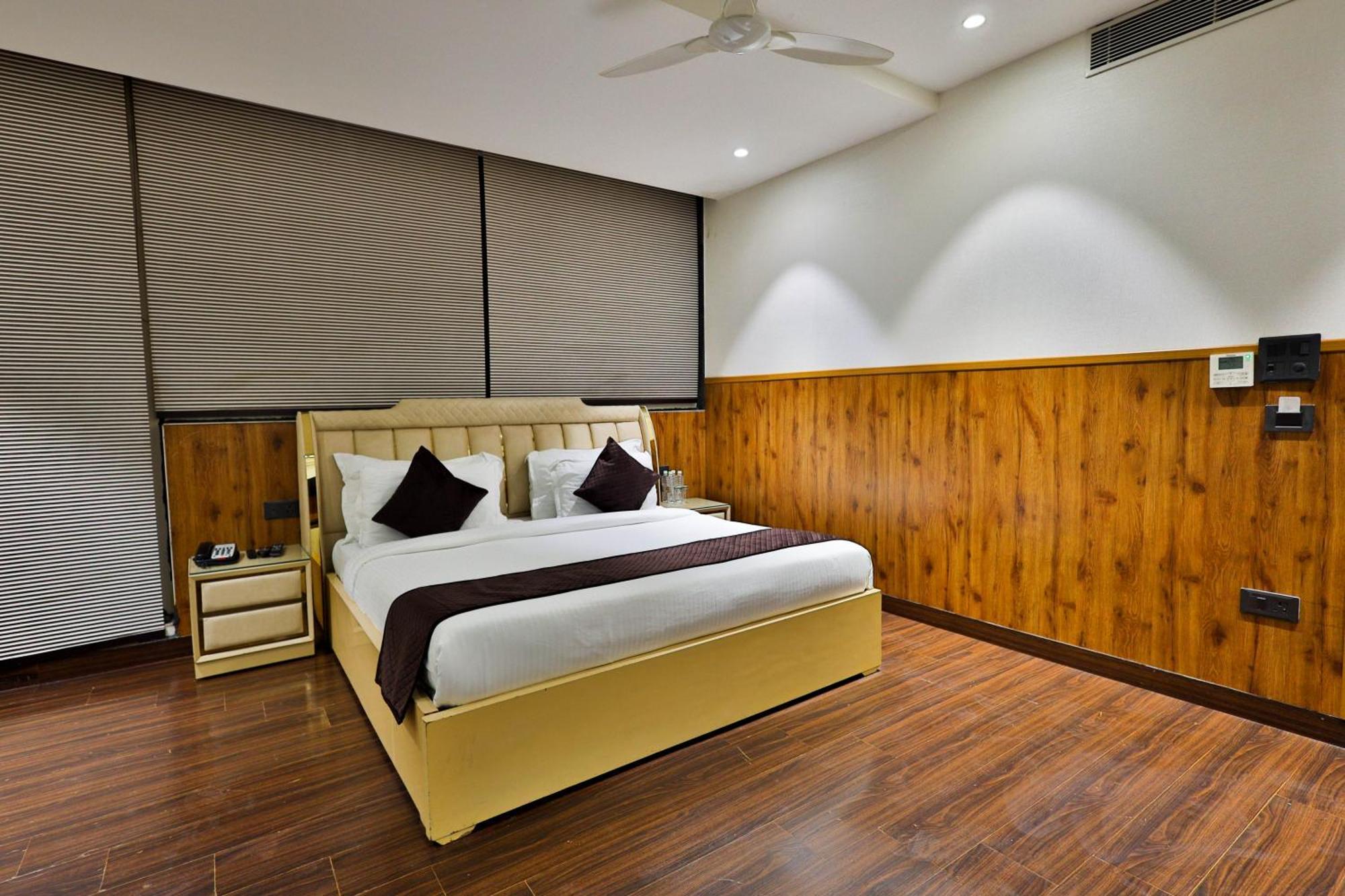 Clay Inn Hotels, Paschim Vihar Delhi  Exterior photo