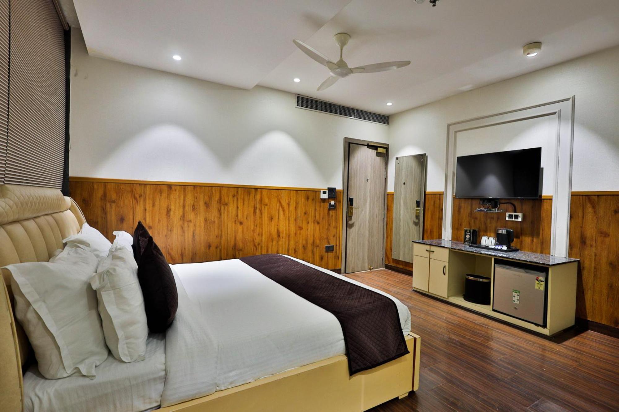 Clay Inn Hotels, Paschim Vihar Delhi  Exterior photo